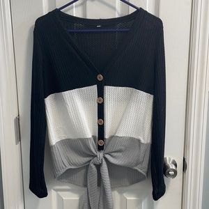 🌸sweater that ties in the front